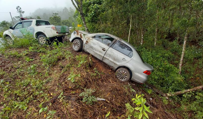 carro cai de ribanceira oswaldo cruz