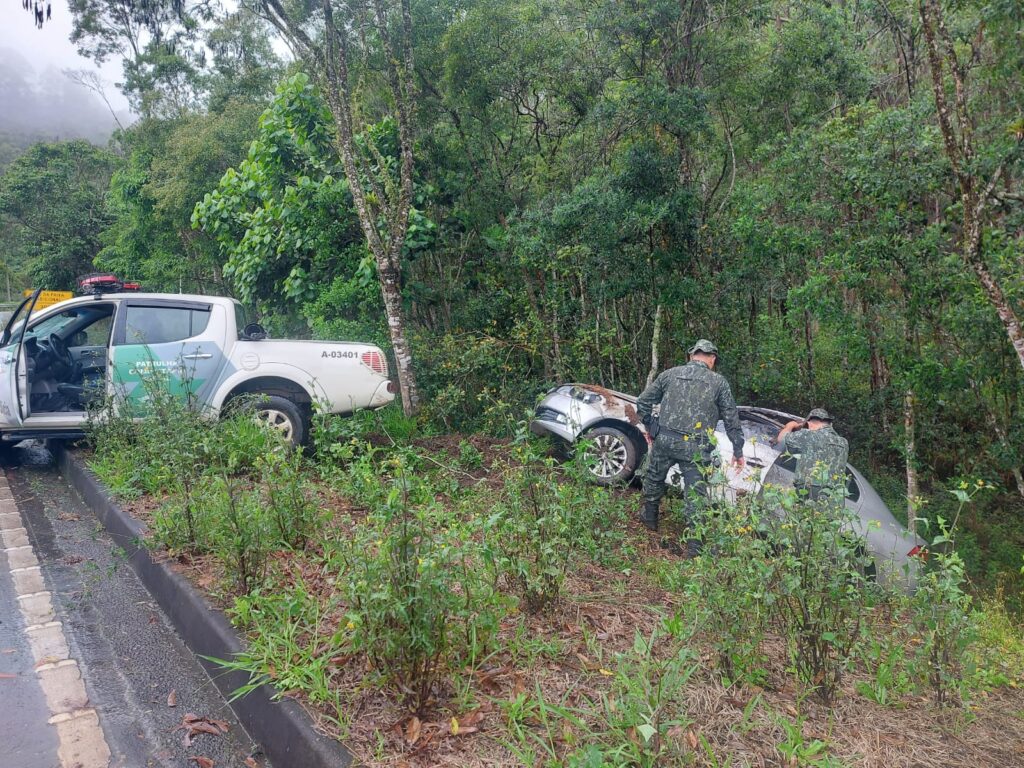 carro cai de ribanceira oswaldo cruz