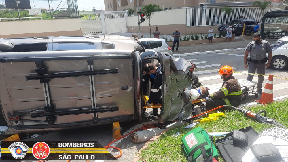 mulher capota carro cidade jardim são josé