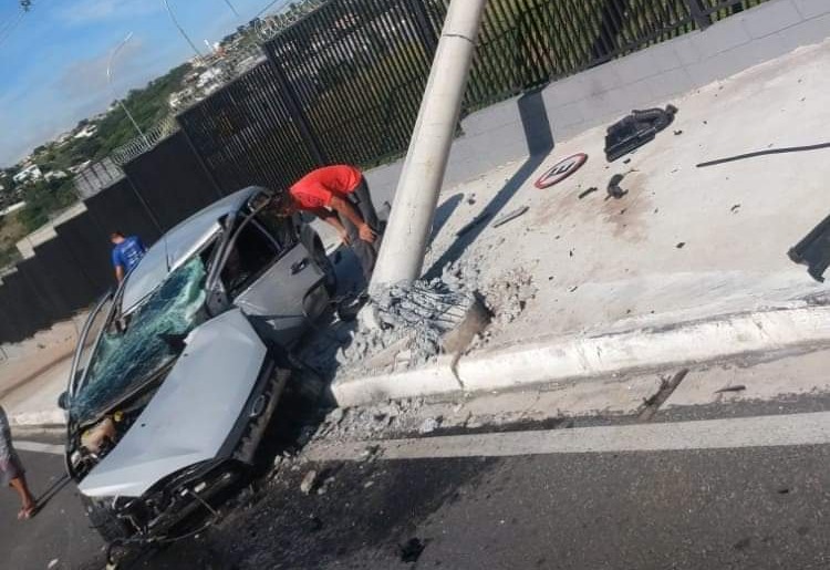 homem poste carro colisão são josé