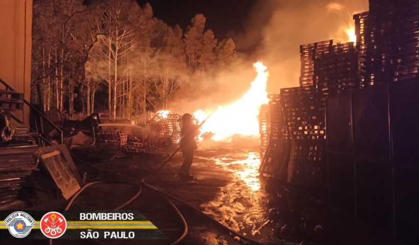 incêndio paletes caçapava