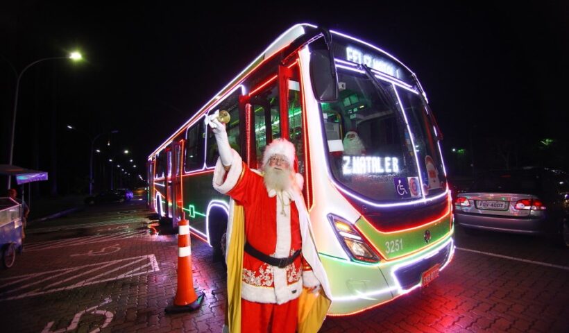 Papai Noel inova e desce de helicóptero no Martins Pereira