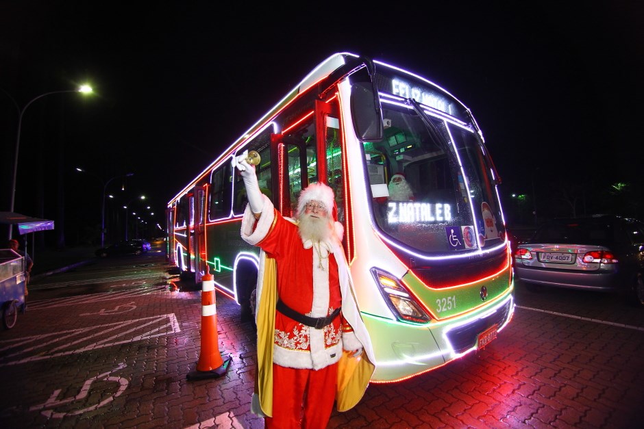 Papai Noel inova e desce de helicóptero no Martins Pereira
