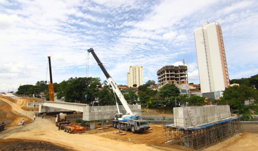 Linha Verde: Prefeitura começa a lançar vigas no Senhorinha