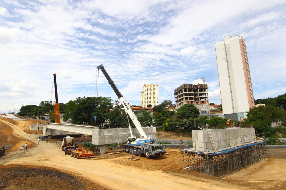 Linha Verde: Prefeitura começa a lançar vigas no Senhorinha
