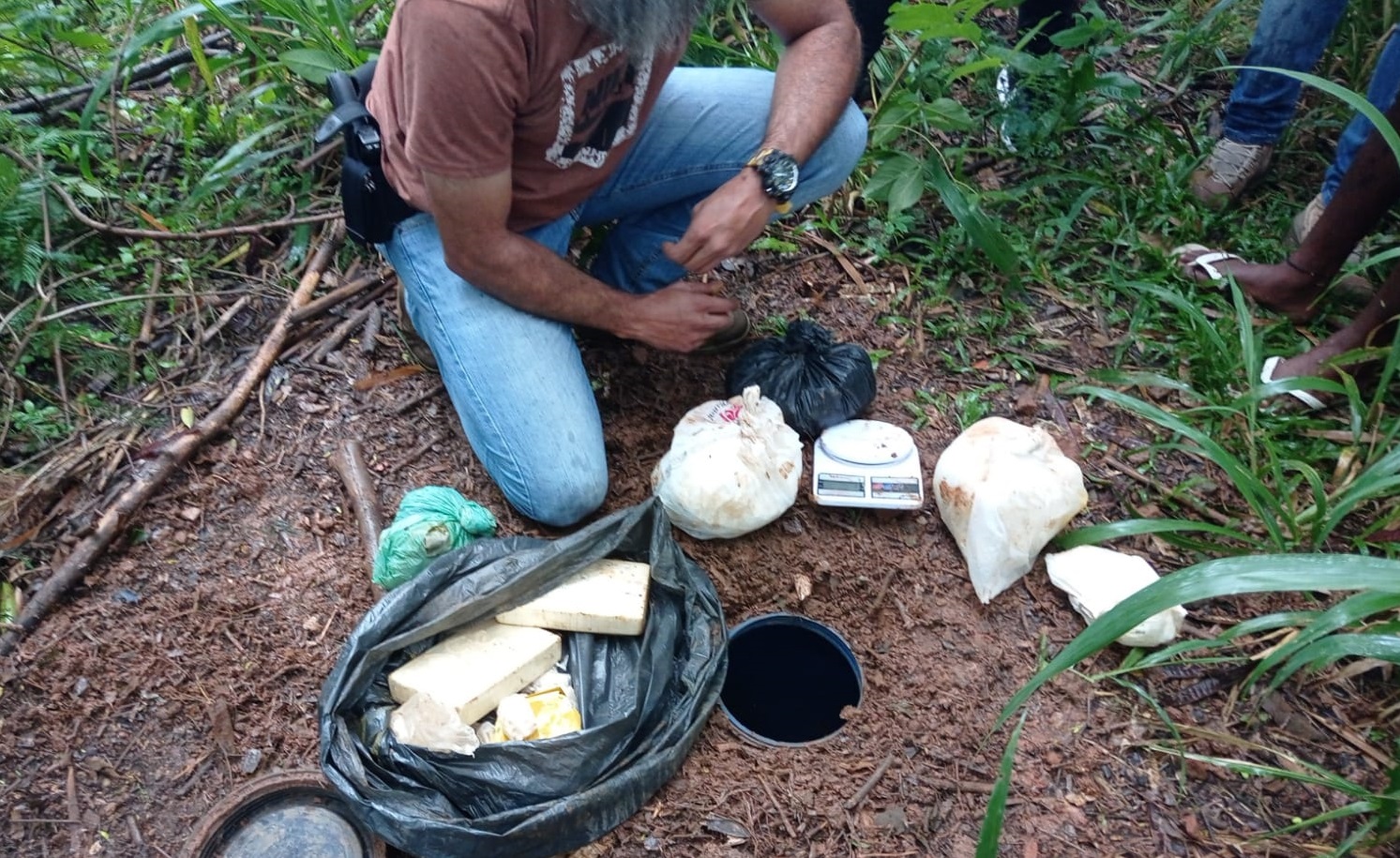 Droga enterrada em mata, em Guaratinguaté