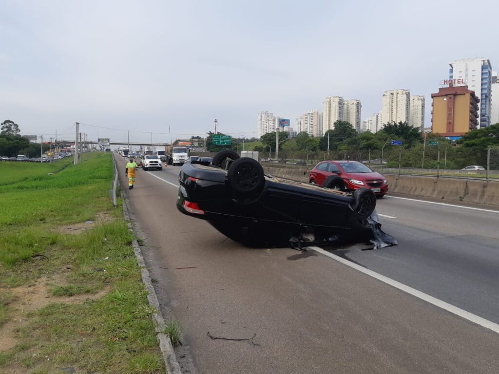 acidente dutra são josé capotamento