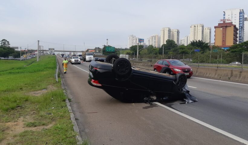 acidente dutra são josé capotamento