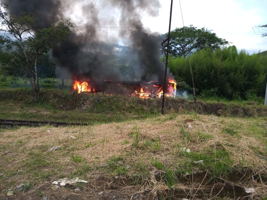 ônibus incendiado Pinda
