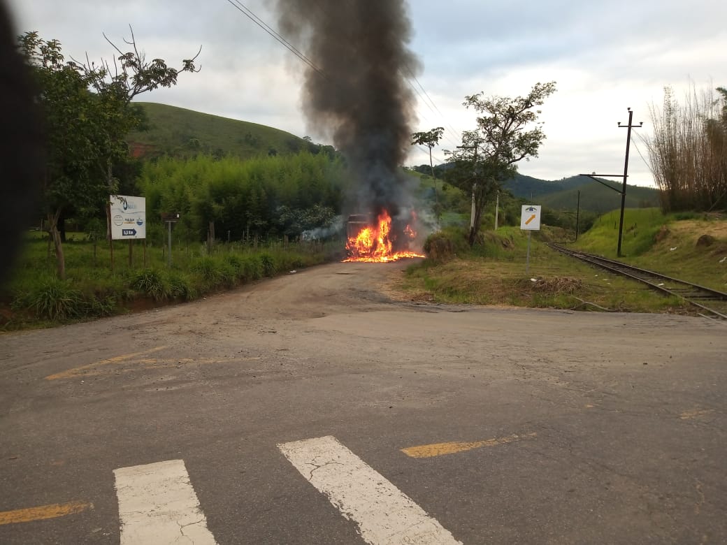 ônibus incendiado Pinda
