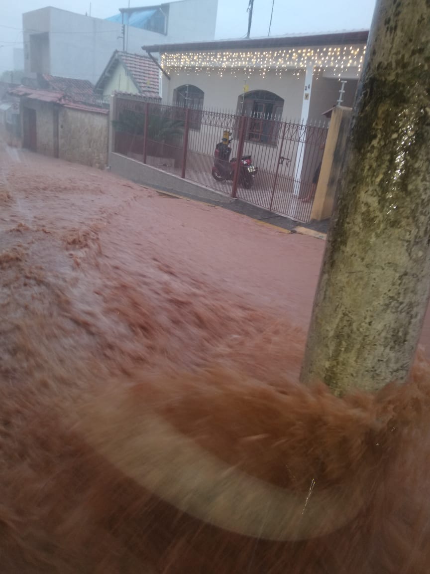 chuva alaga ruas em aparecida
