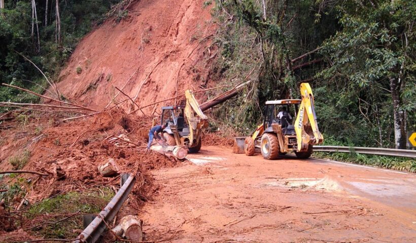 Queda de barreira na BR-459