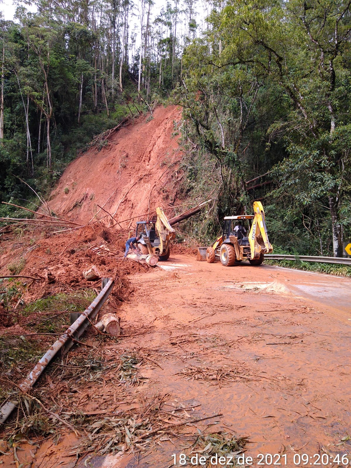 Queda de barreira na BR-459