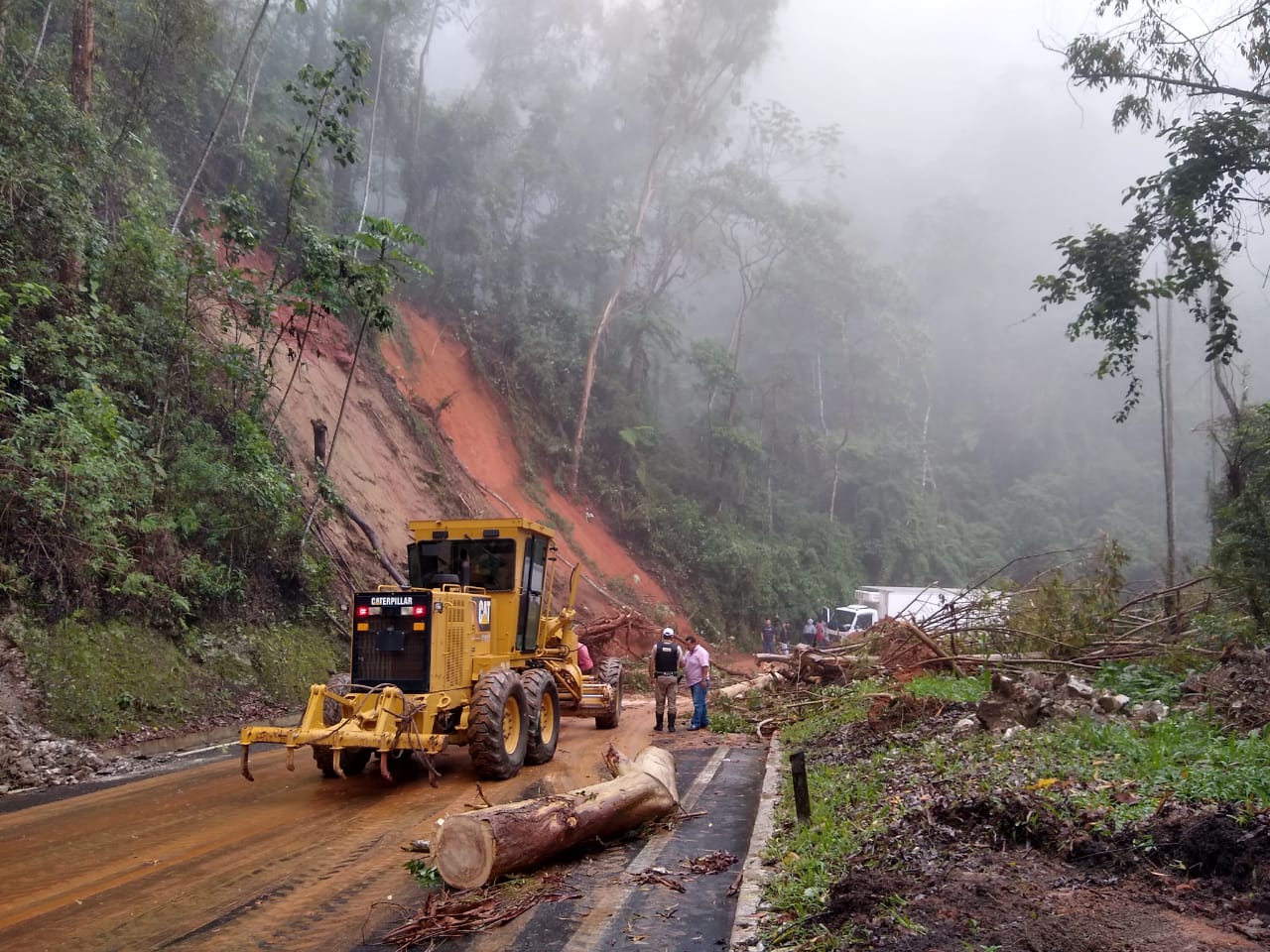 Queda de barreira na BR-459