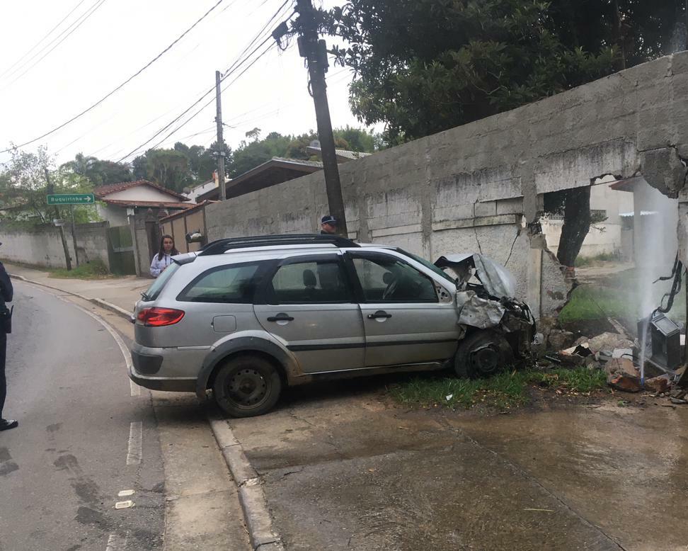 colisão muro e carro