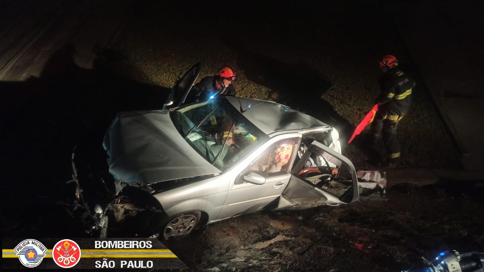 carro cai de viaduto na carvalho