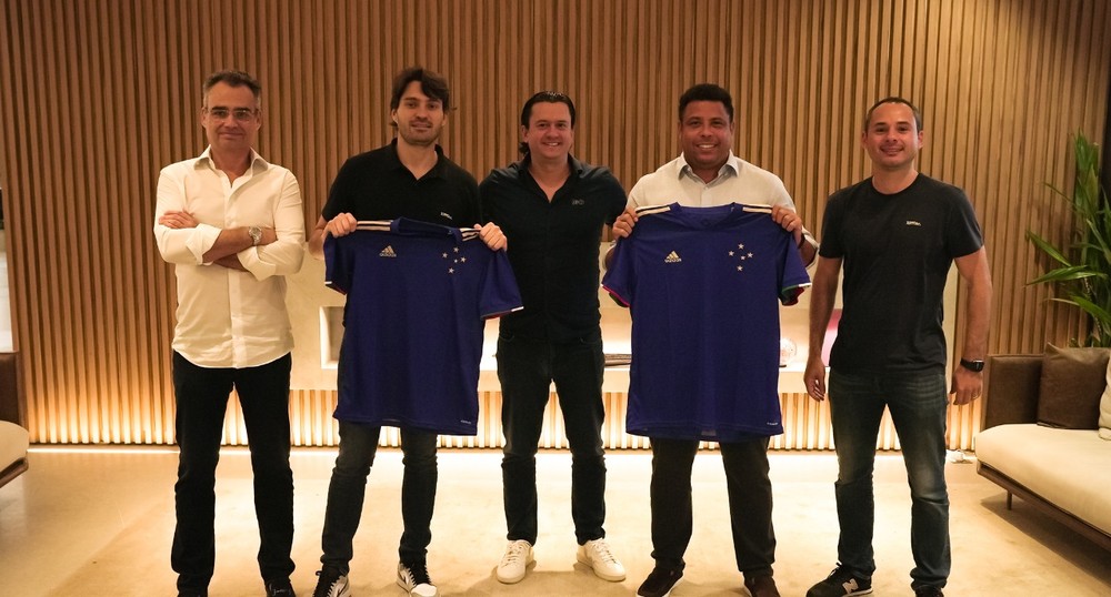 Ronaldo Fenômeno comemora a compra do Clube Cruzeiro