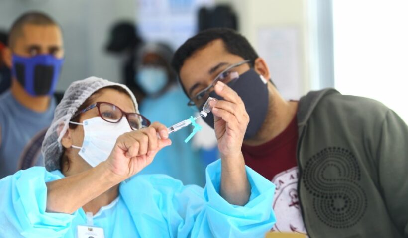 Intervalo para a dose de reforço cai de 5 para 4 meses