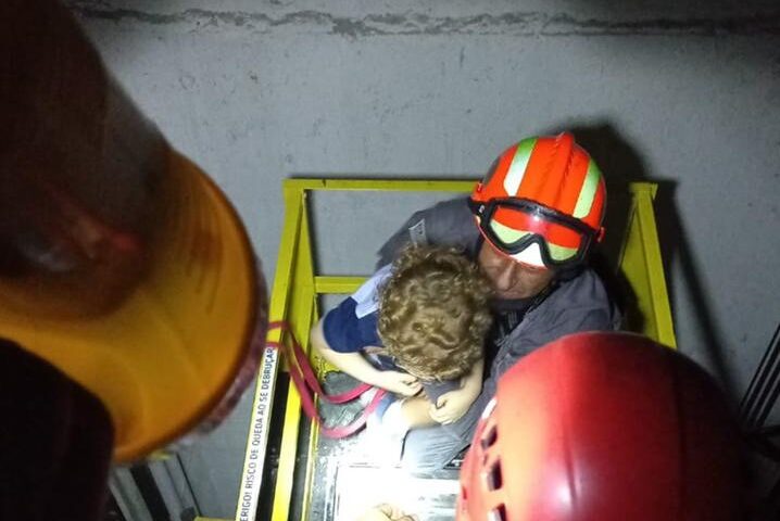 Bombeiros resgatam mãe e filha de dentro de elevador em Jacareí