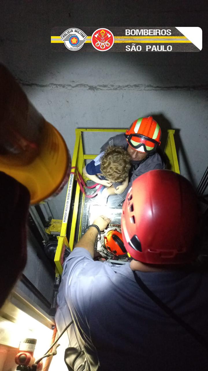 BOMBEIROS RESTAGAM MÃE E FILHA DE DENTRO DE ELEVADOR EM JACAREÍ