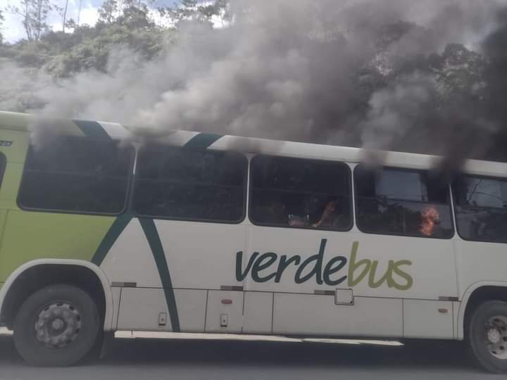 Retaliação de bandidos acaba provocando incêndio em coletivo, em Ubatuba