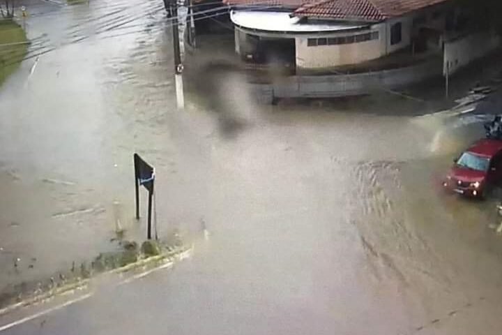 Chuva provoca pontos de alagamento em Taubaté