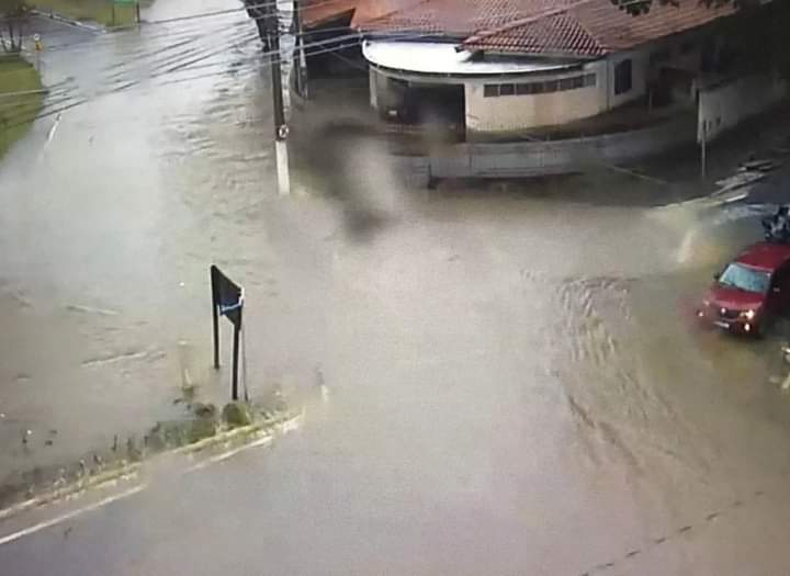 Chuva provoca pontos de alagamento em Taubaté