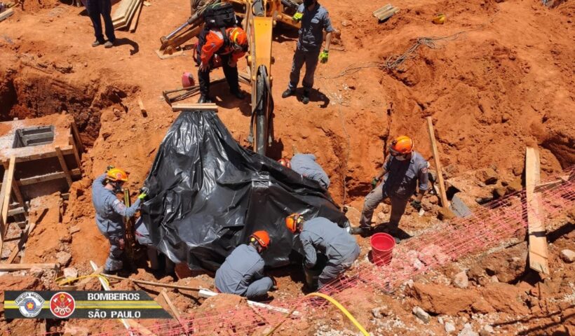 Bombeiros resgatam homem soterrado em obra no Jd. Aquarius, em São José