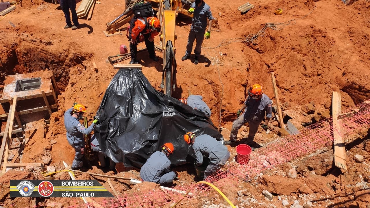 Bombeiros resgatam homem soterrado em obra no Jd. Aquarius, em São José