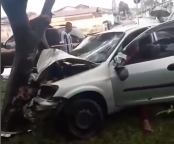 Acidente de carro deixa 4 feridos em São José, a condutora está em estado grave