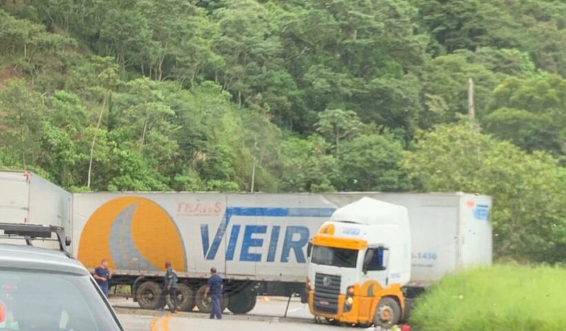 carreta el "L" interdita SP-123 sentido campos do jordão
