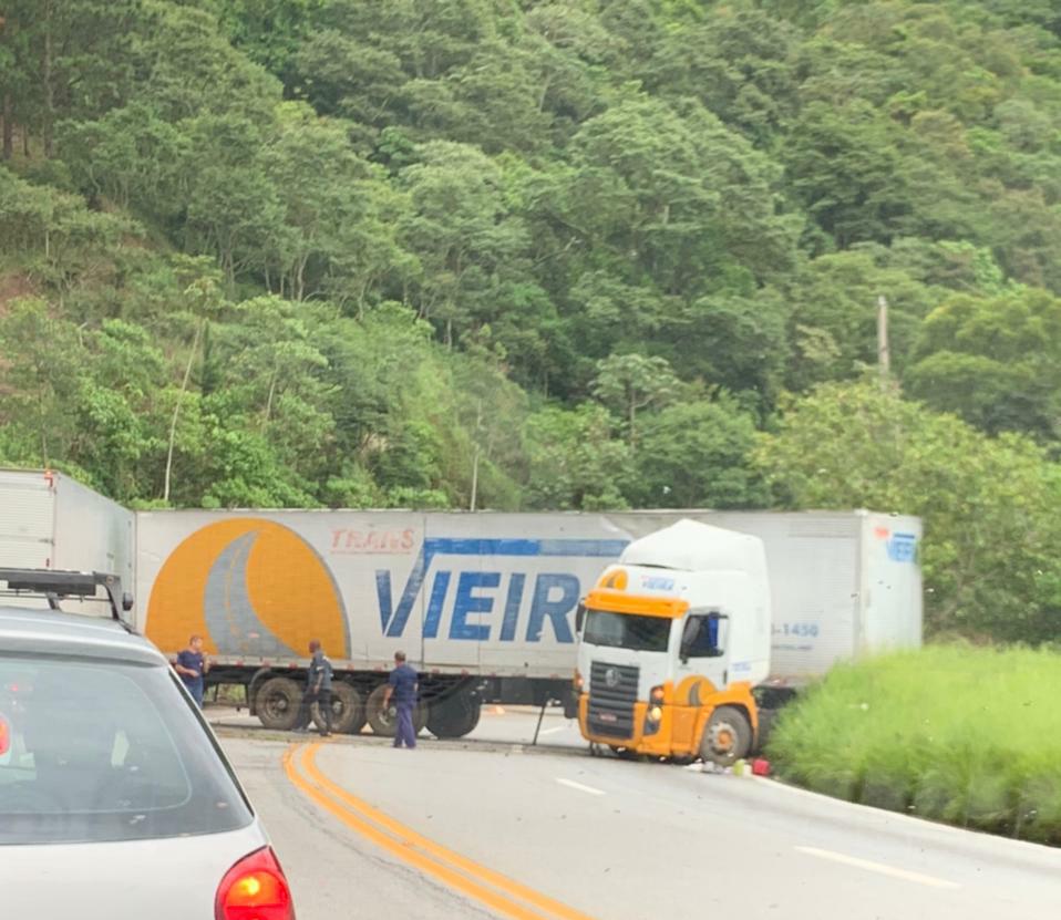 carreta el "L" interdita SP-123 sentido campos do jordão