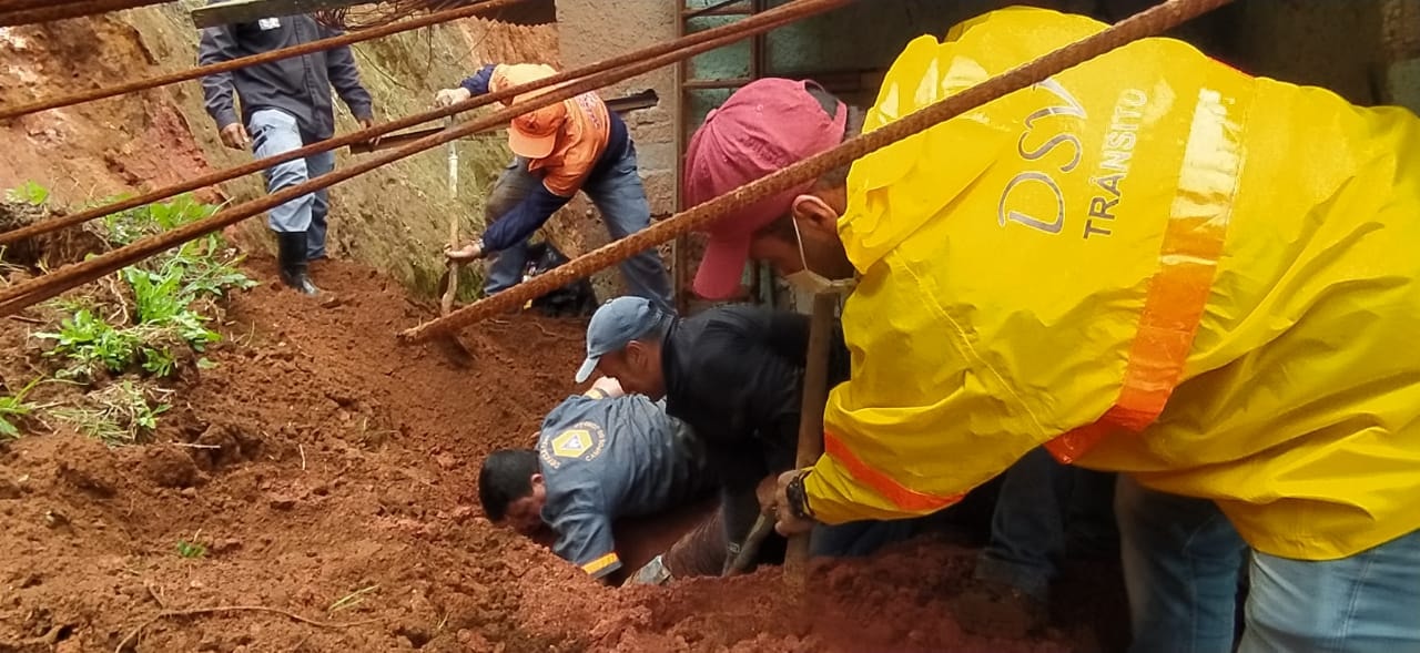Defesa civil de Campos do Jordão resgata homem soterrado após deslizamento de terra