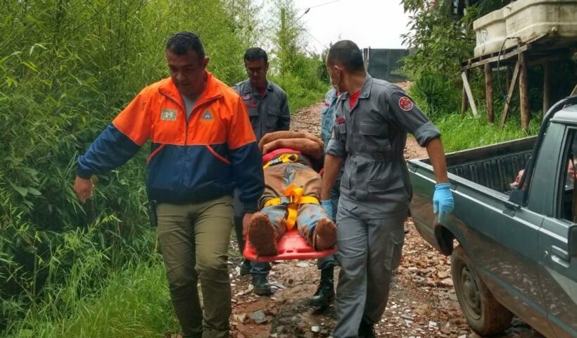 Defesa civil de Campos do Jordão resgata homem soterrado após deslizamento de terra