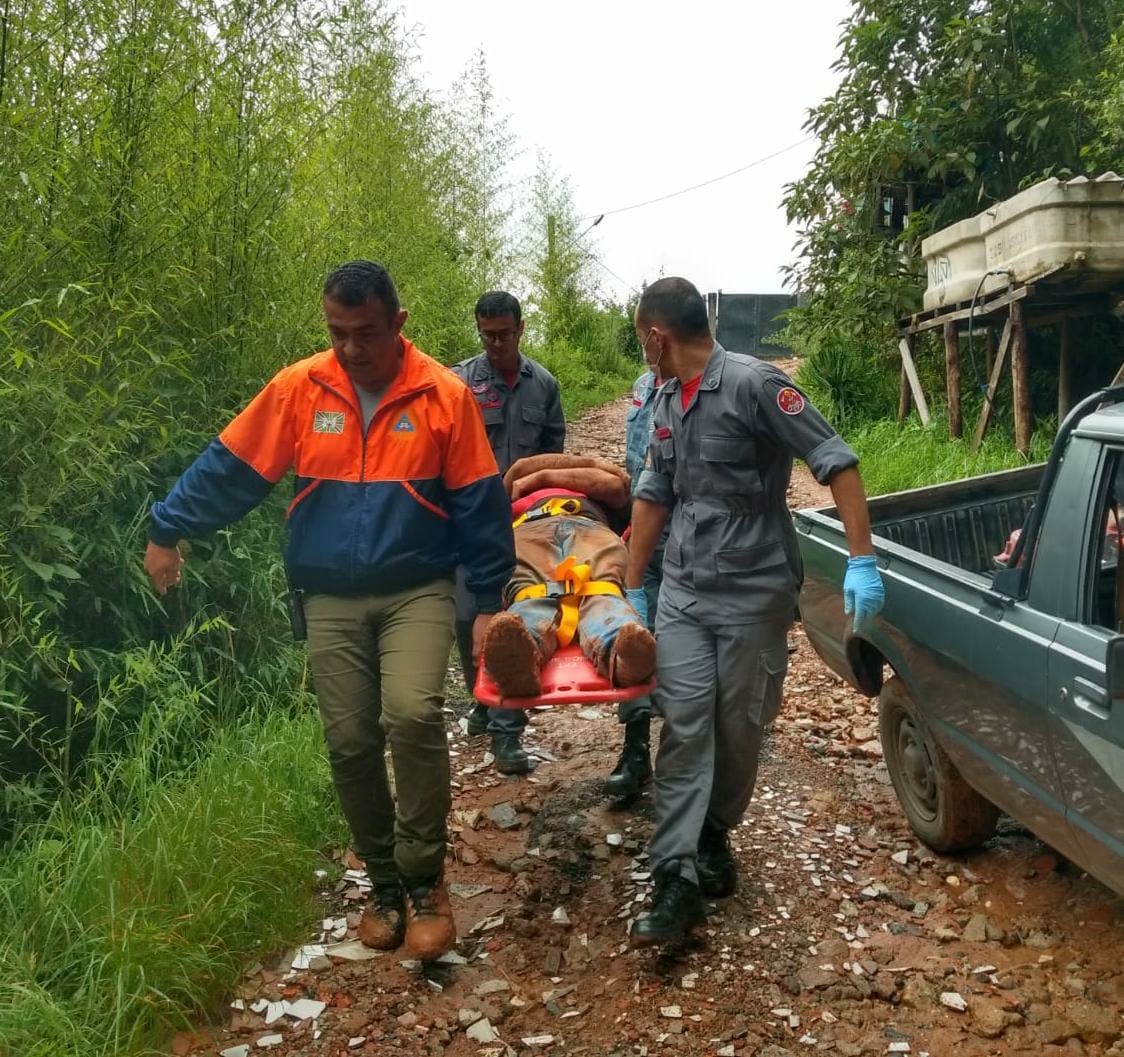Defesa civil de Campos do Jordão resgata homem soterrado após deslizamento de terra