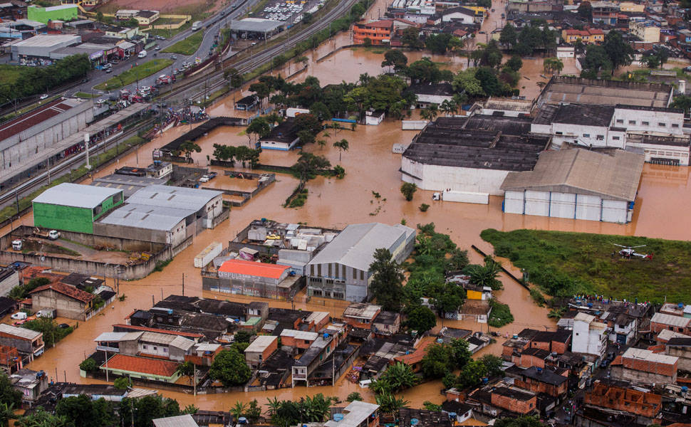 sobe para 24 o número de mortes provocadas pelas chuvas em são paulo