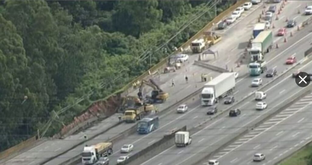 CCR NovaDutra implanta desvio no Km 214, via marginal sentido São Paulo, por contra do asfalto que cedeu