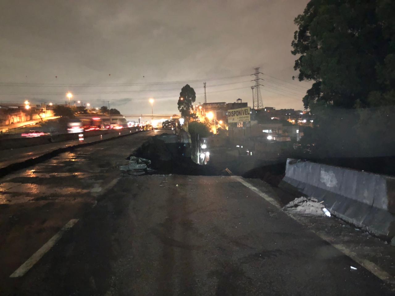 Pista marginal da Via Dutra km 214 é interditada devido a cratera