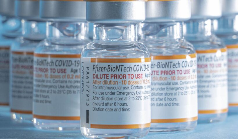 Frascos da vacina contra covid. Anvisa aprova vacina contra covid para crianças