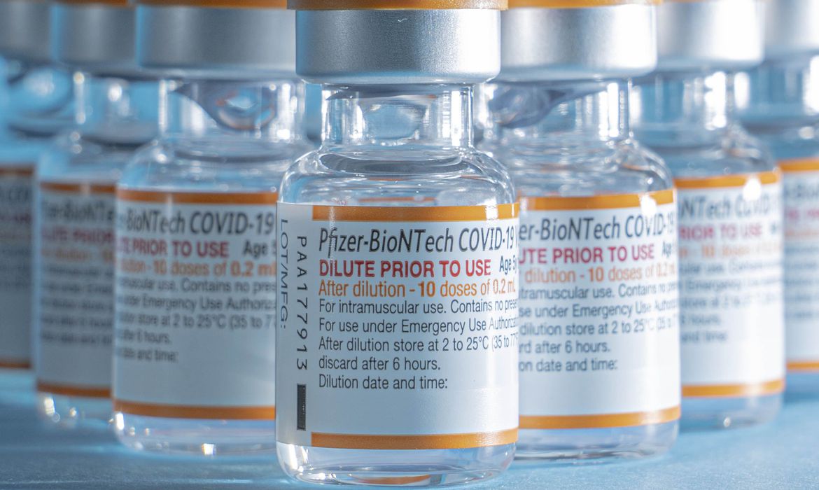 Frascos da vacina contra covid. Anvisa aprova vacina contra covid para crianças