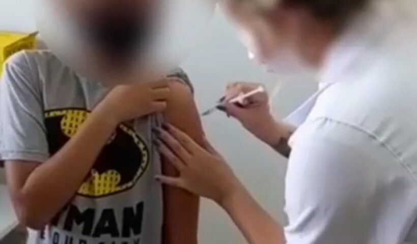 mãe filma enfermeira não aplicar vacina em filho em taubaté