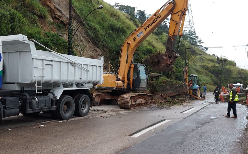 Equipes prosseguem com desmonte de rocha na subida da Serra de Petrópolis