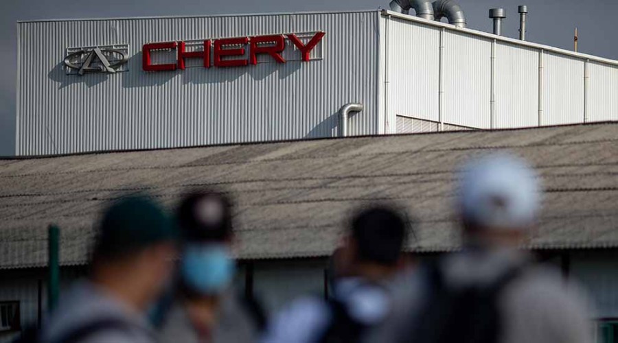 Trabalhadores em frente à Caoa Chery, em Jacareí