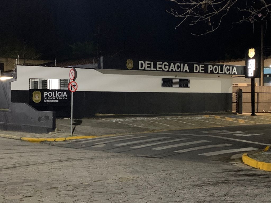 Delegacia de Tremembé: Adolescente de 14 anos é apreendido após agredir segurança de escola em Tremembé com machado