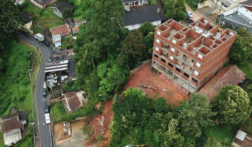 Defesa Civil de Campos do Jordão interdita cinco casas após deslizamento de terra