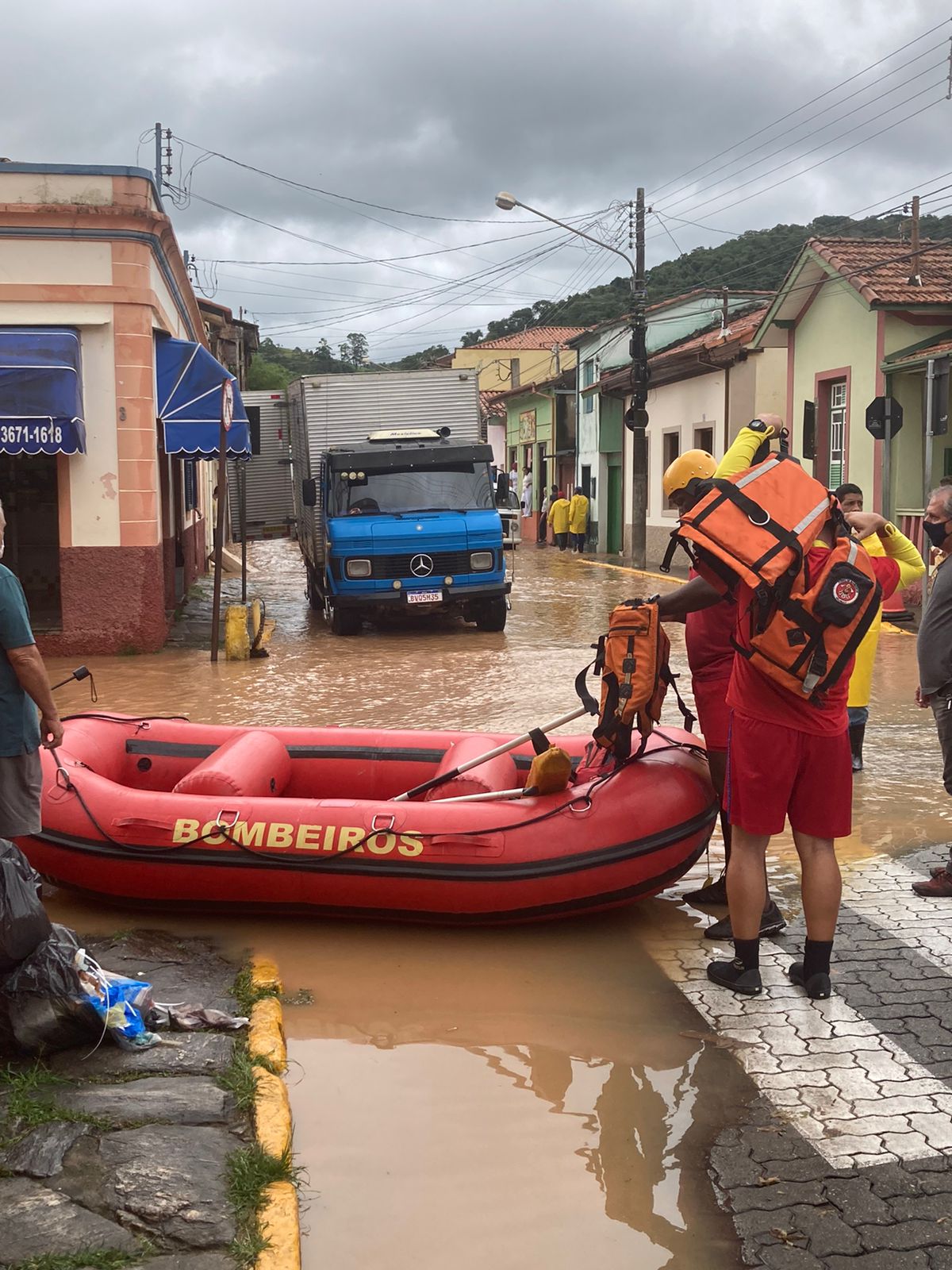 rio paraitinga transborda