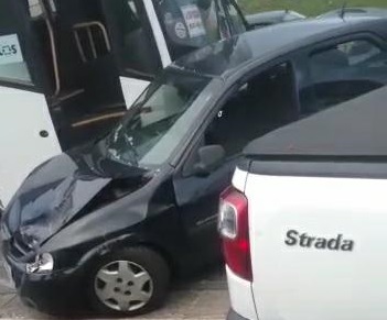 engavetamento na av. tancredo neves em sjc deixa uma pessoa ferida