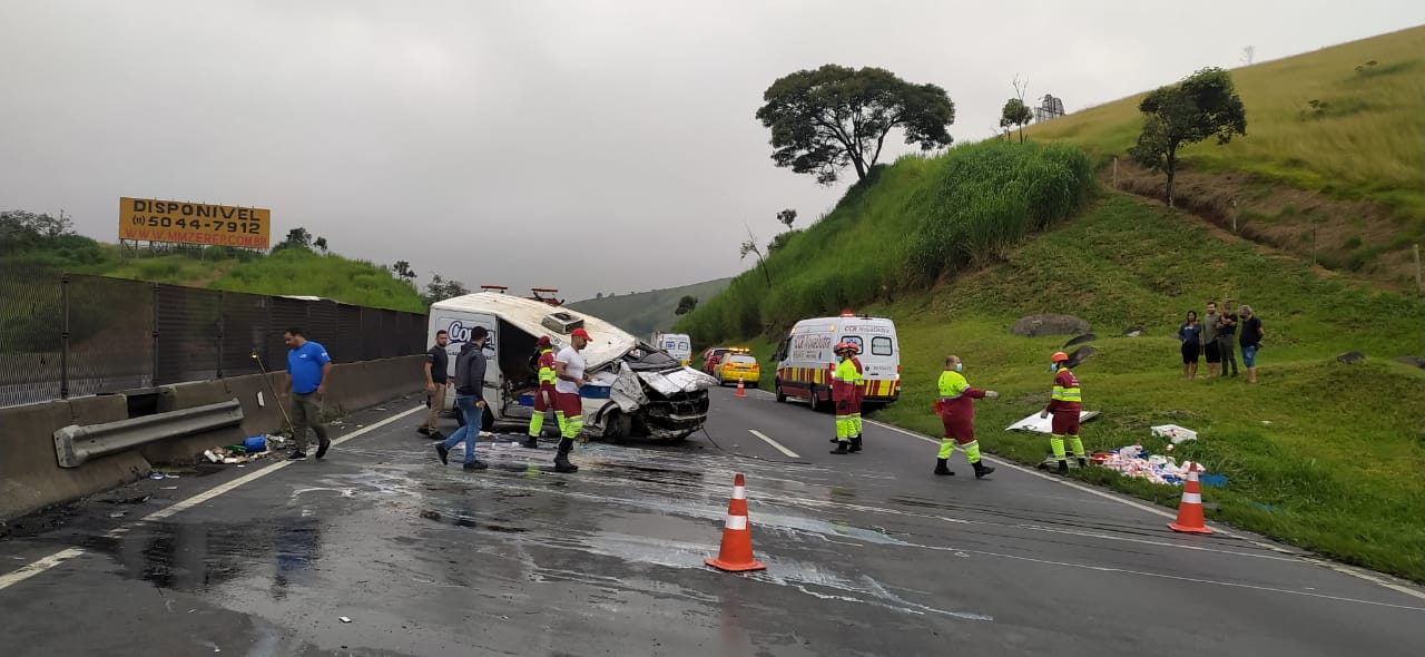 acidente com van e caminhão dutra aparecida