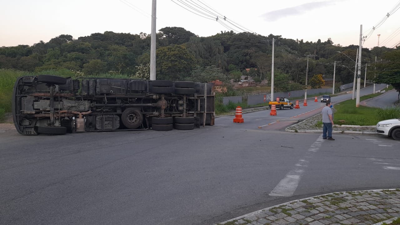 caminhão tomba em taubaté