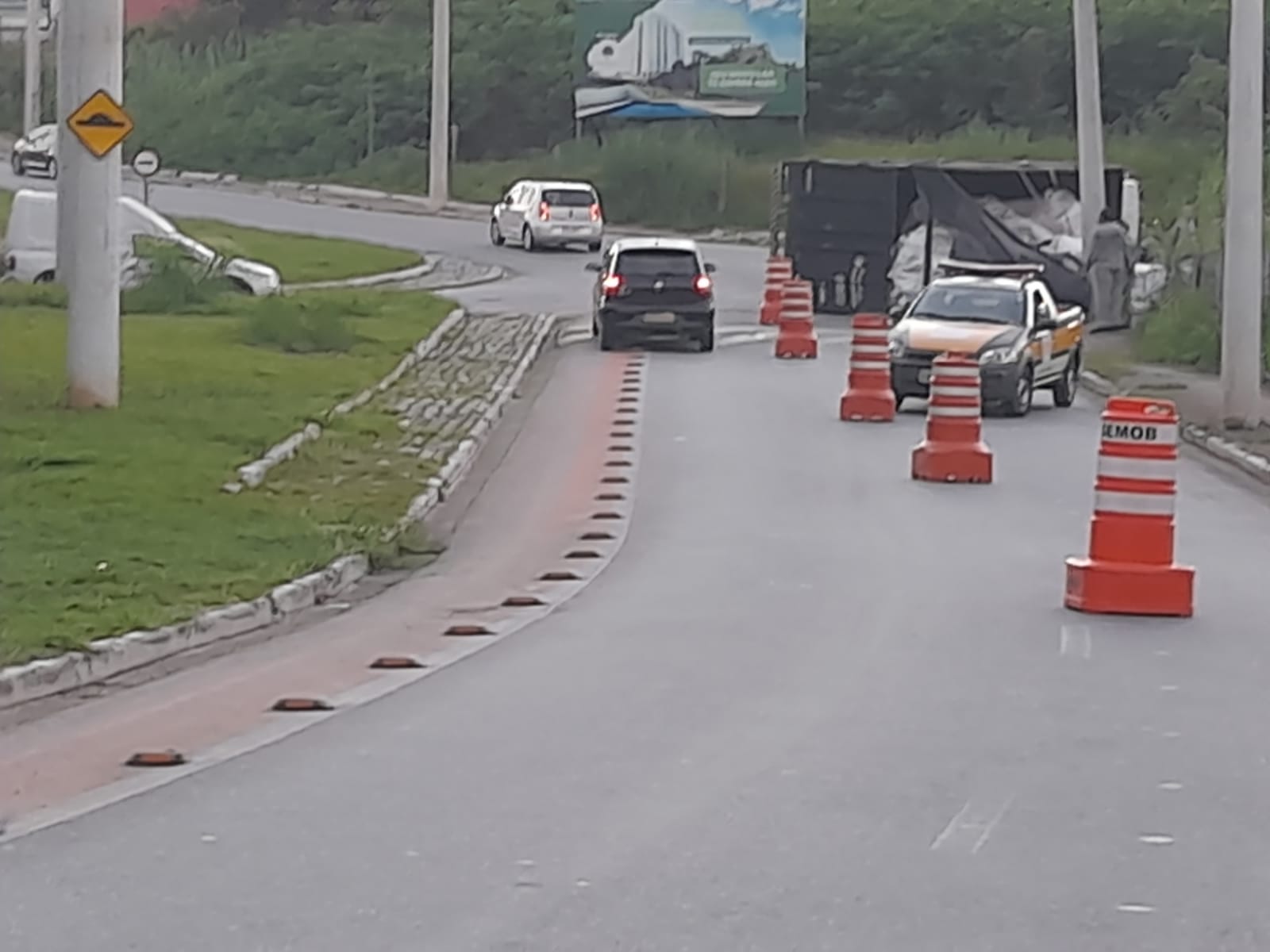 caminhão tomba em taubaté